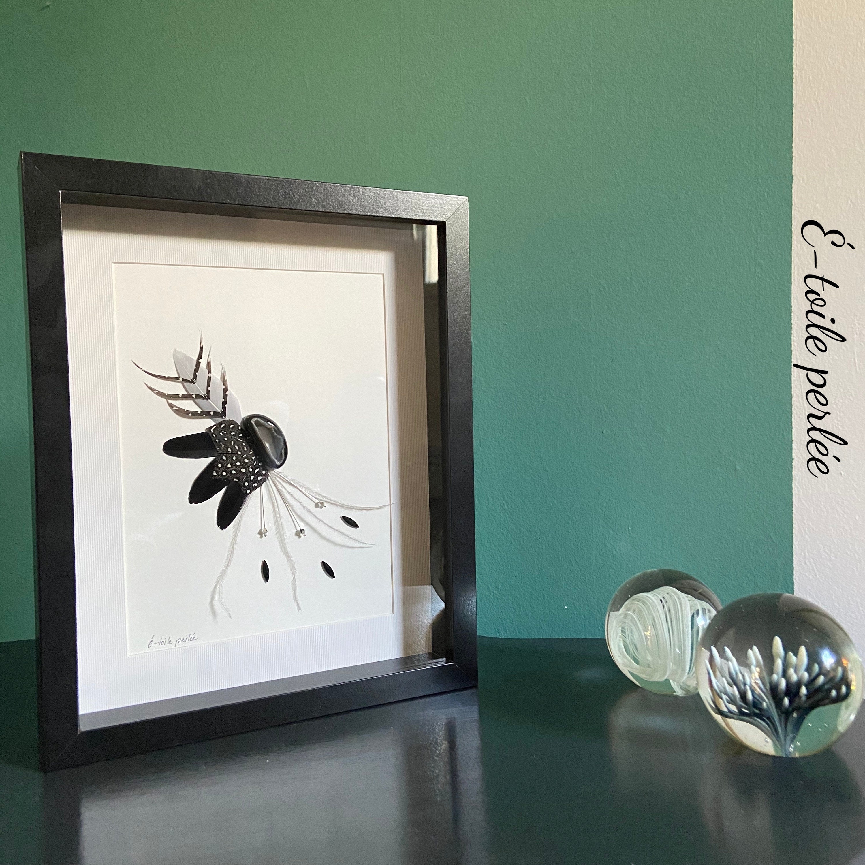 Tableau d'art en Plumes et Pierre Fine Noir Blanc