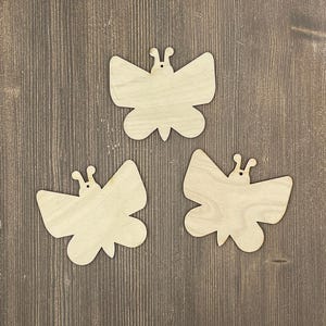 Drewniane motyle wycinane laserowo: materiały do majsterkowania