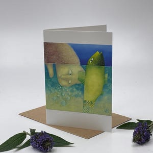 Amitié chat et poisson, carte postale avec un chat et un poisson, faisant partie d'une collection de cartes postales, cadeau pour amoureux des chats, carte pliée artistique, illustrations de chats bruns