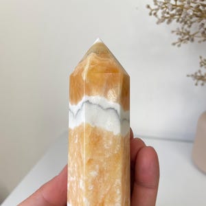 Großer Orangen Calcit Turm der High-Grade T020a