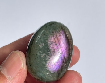 Piedra de palma de cristal de labradorita púrpura LA082