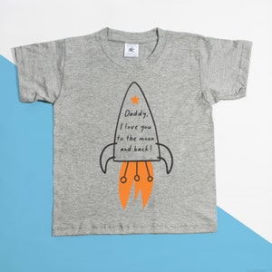 Camiseta del Día del Padre para niños, Daddy Rocket Love you to the Moon & Back POM CLOTHING imagen 1