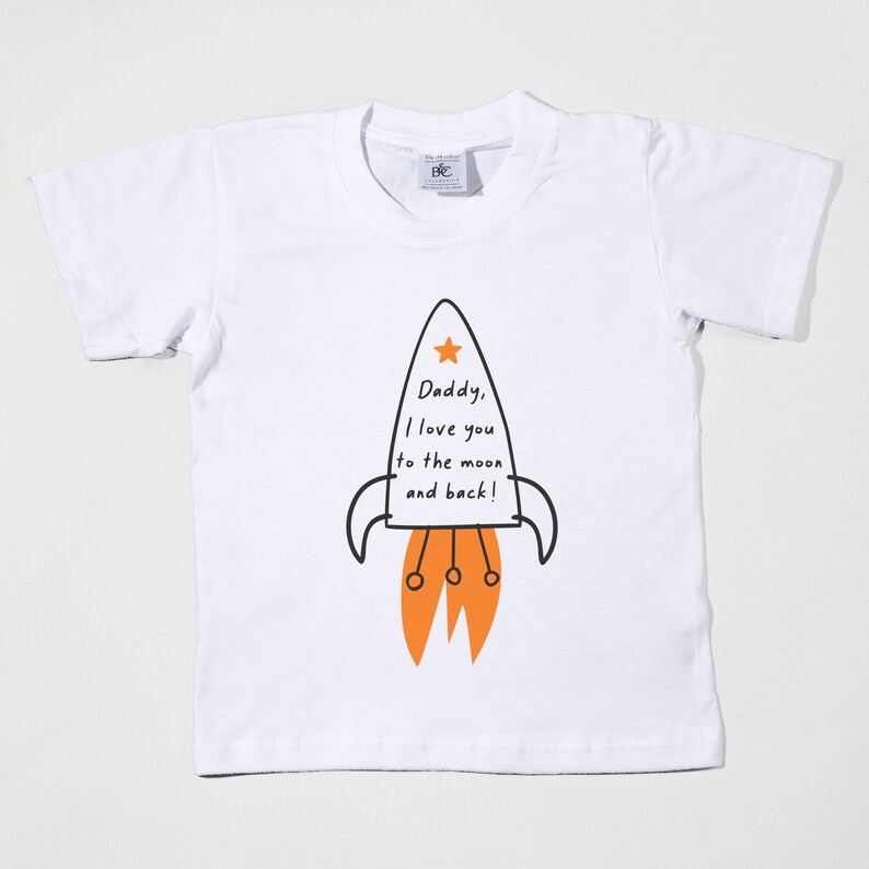 Camiseta del Día del Padre para niños, Daddy Rocket Love you to the Moon & Back POM CLOTHING imagen 2