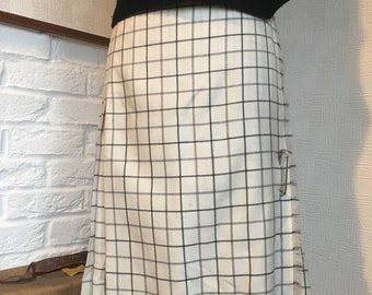 Vintage skirt/kilt for women/wool kilt/maxi skirt/plaid/Made in Scotland/pure new wool/Leather straps/below knee length/White checked skirt