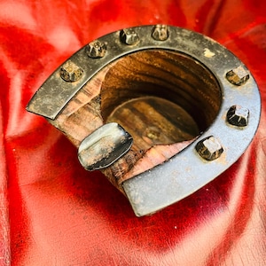 Vintage Horseshoe ashtray/Wooden ashtray/Hoof ashtray/Horseshoe/Equestrian gift/Country interiors/Vintage ashtrays/Horse&#39;s foot ashtray