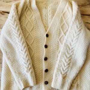 Cable knit cardigan/Wool knitwear/cable knit/Aran inspired cardigan/V-neck/vintage sweater/chunky knit/Woman Size S-M/Single front button
