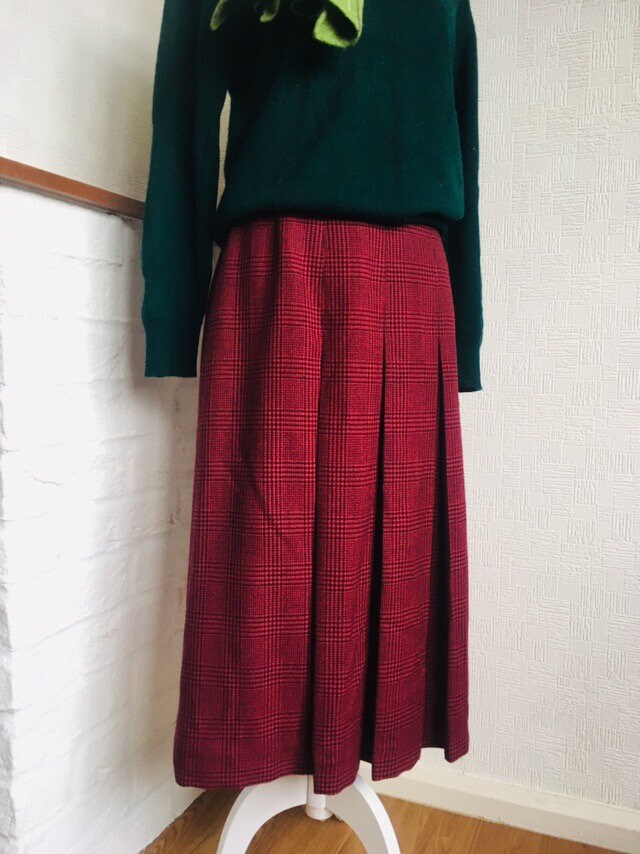 Aquascutum plaid skirt/vintage pleated skirt/Hounds tooth/Burgundy and black/90’s/Ladies skirt/UK 8/Size S/autumn fashion/Made in England