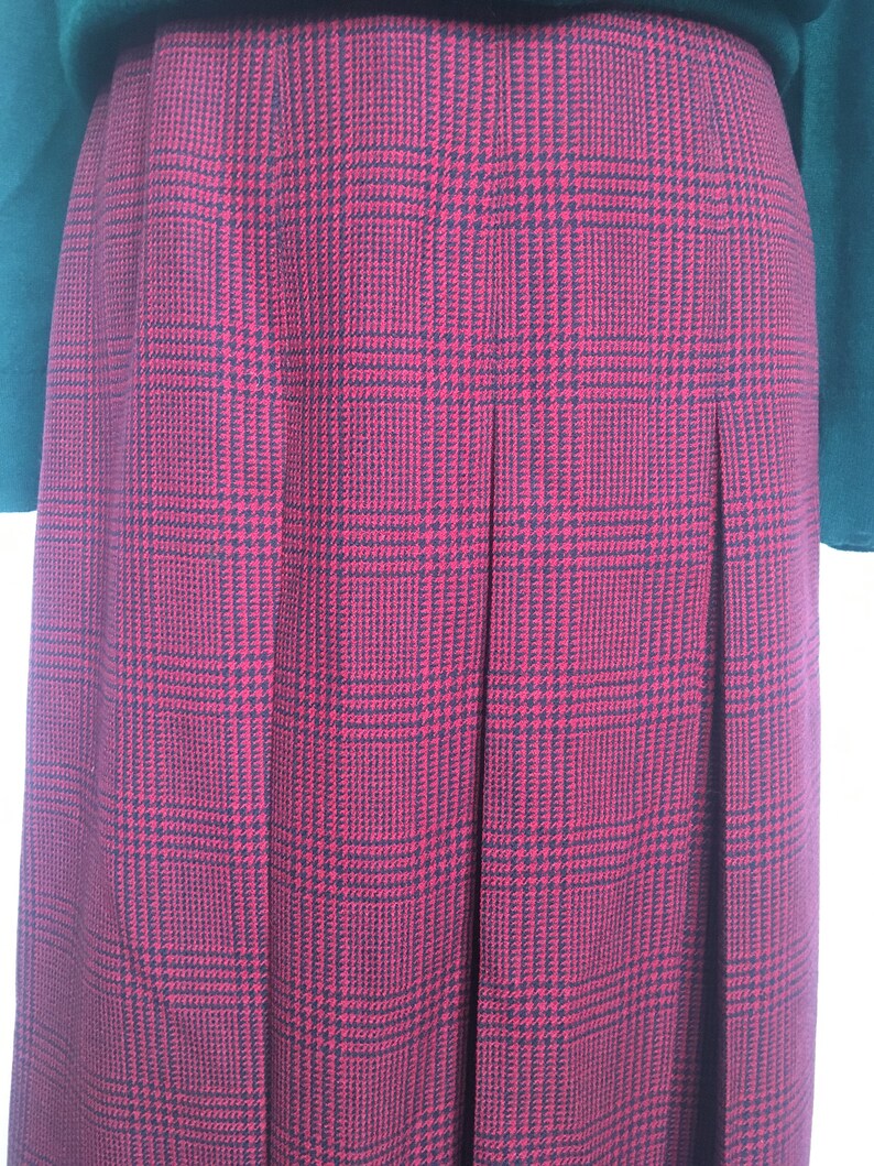 Aquascutum plaid skirtvintage pleated skirtHounds toothBurgundy and black90\u2019sLadies skirtUK 8Size Sautumn fashionMade in England