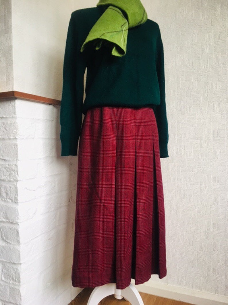 Aquascutum plaid skirtvintage pleated skirtHounds toothBurgundy and black90\u2019sLadies skirtUK 8Size Sautumn fashionMade in England