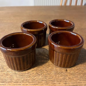 小さな茶色のラメキン：エッグカップと調味料ポットの4個セット（イギリス製）
