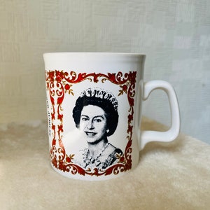 Vintage Queen Elizabeth II Silver Jubilee Mug: Royal Memorabilia