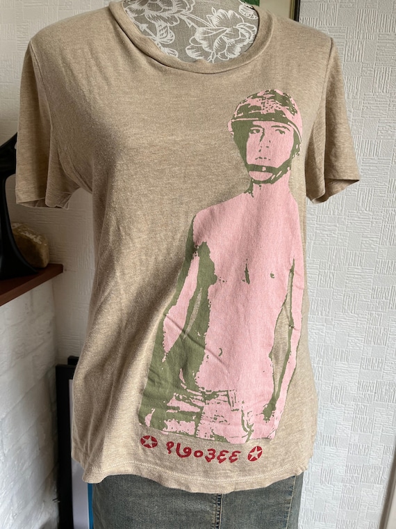 Alexander McQueen, Vintage Alexander McQueen T-Shirt: Beige Cotton, Helmet Man Print (Made in Italy)