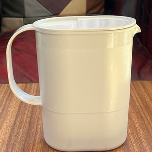 Retro Tupperware/Liquid containers/retro kitchenware/Lidded water jug/kitchen accessories/Plastic container/Made in Great Britain/Fridge jug