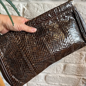 Bolso bandolera vintage Jane Shilton/fabricado en Inglaterra/años 70/piel de serpiente o lagarto marrón/bolso retro/bolso plano con cierre de banda a presión