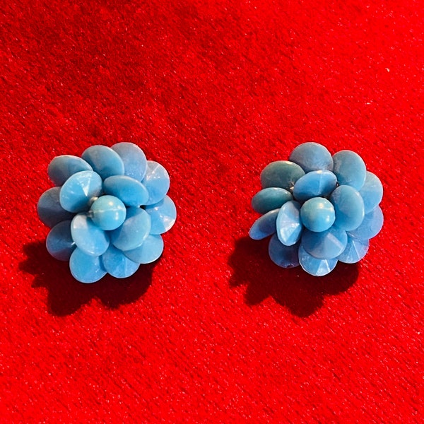 60s blue clip-on earrings/costume jewellery/blue petals/floral motif/small accessories/50's 60's fashion/Vintage clip on earring/blue flower