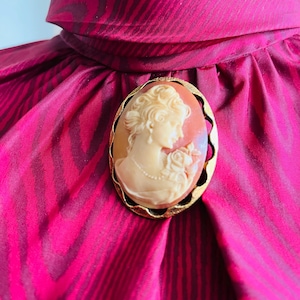 Vintage costume cameo brooch/Vintage brooch/costume cameo jewellery/vintage cameo/gift for her/Vintage jewellery/Costume jewellery