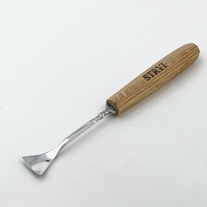 Op de afbeelding: Een roestvrijstalen en houten gereedschap met het woord "STRYI" gegraveerd op de houten handgreep. Het gereedschap heeft een gedraaide metalen schacht en een driehoekige, gepolijste metalen kop. De handgreep is van licht hout.