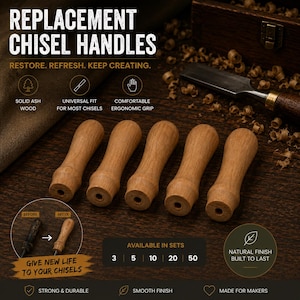 Può includere: Cinque manici di ricambio per scalpello in legno di frassino massiccio color marrone chiaro, con una forma ergonomica liscia e un foro centrale alla base. Il testo REPLACEMENT CHISEL HANDLES è visibile insieme a icone ed etichette descrittive.