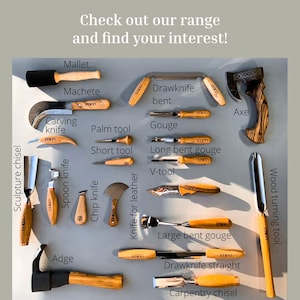 May include: A collection of 14 wood carving tools, including a mallet, machete, carving knife, palm tool, gouge, short tool, long bent gouge, v-tool, spoon knife, chip knife, knife for leather, adge, large bent gouge, drawknife straight, and carpentry chisel. The tools are arranged on a gray surface.