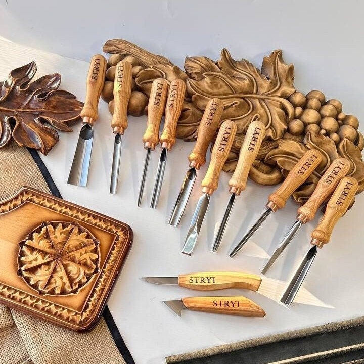 Kit Da 12 Pezzi Per Intaglio Legno In Acciaio Al Carbonio – Sgorbie Con Manico Ergonomico, Pietra Per Affilare E Custodia Portatile