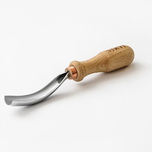 May include: A wood carving tool with a curved blade and a wooden handle. The handle is labeled "SIRYI".