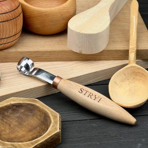 Lepelmes, rond haakmes voor houten lepels, kommen en kuksa, houtsnijgereedschap van koolstofstaal, geschikt voor rechts- of linkshandig gebruik.