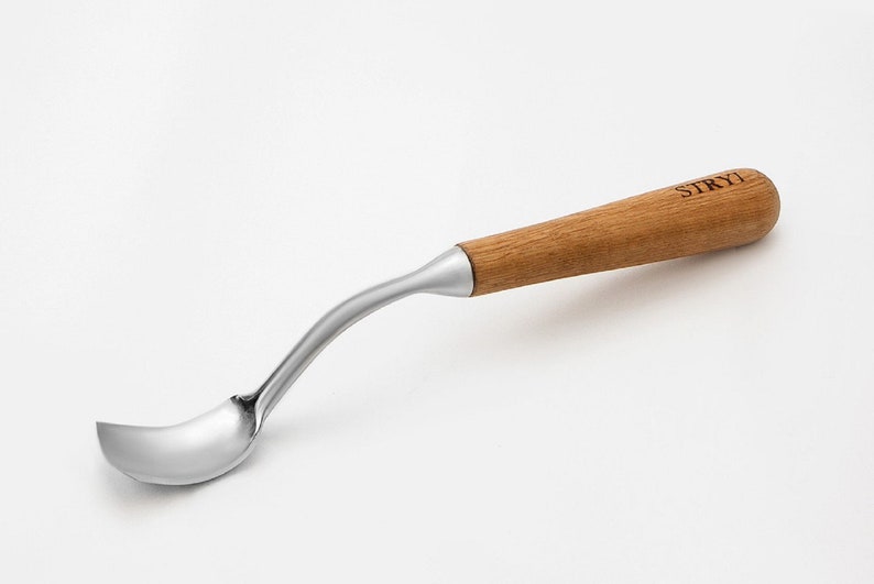 以下が含まれることがあります： 曲がったステンレス鋼の刃と木製の柄が付いたスプーン彫刻ツール。「STRYI」の文字が刻印されています。木工や彫刻プロジェクト向けに設計されています。