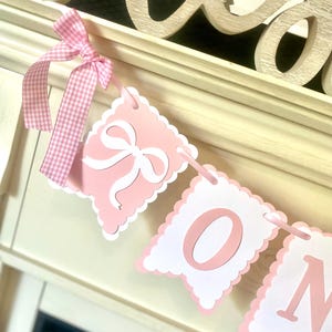 Banner ONE-kinderstoel met roze strik: Decoratie voor feest 1e verjaardag meisje