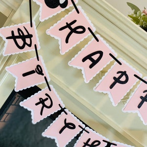 Puede incluir: Bandera de Feliz Cumplea&ntilde;os rosa y negra con una cabeza de Mickey Mouse negra al final. La bandera tiene bordes festoneados y letras negras.