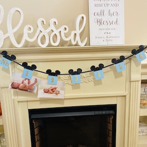 Pode incluir: Uma placa de madeira branca com o texto "Her Children Rise Up And Call Her Blessed." O texto est&aacute; em letras marrons com um toque de brilho dourado. A placa tamb&eacute;m inclui o texto "Proverbs 31:28" e "Jessica, Kathleen & Jesus".