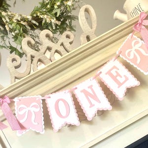 Banner kinderstoel roze en witte strik: feestdecoratie meisje 1e verjaardag