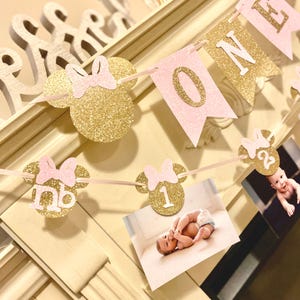 Banner de primer cumpleaños de Minnie Mouse: decoración de cumpleaños rosa y dorada imagen 1