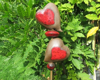 Stele zwei Herzen rot glasiert, Gartenkeramik, Beetstecker