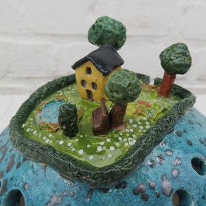 Windlicht Haus im Grünen mit vielen Details, Keramik Unikat Bild 5