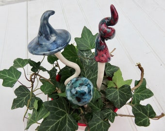 drei Fantasie-Pilze, unterschiedlich lang, blau, rot und grünblau mit  Punkten,  für Feengarten, Miniaturgarten, Blumentopf