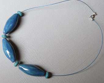Kette mit handgeformten blaugruenen Keramikperlen, lange Olivenform, Unikat, Geschenk
