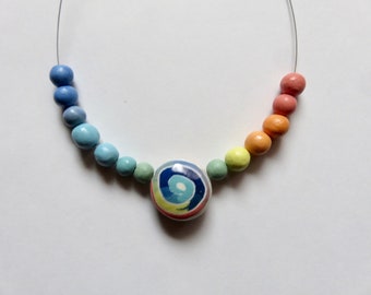 Porzellan - Kette  geswirlte Linse und Regenbogen-Perlen, handgeformt, Unikat,62 cm oder Wunschlänge, Geschenk
