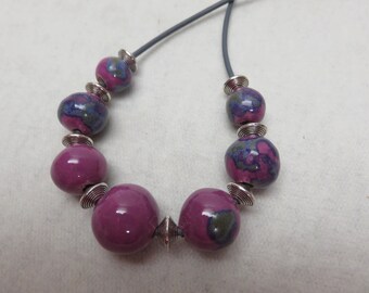 sommerliche Kette Keramikperlen lila mit blauen Flecken, 102  cm oder Wunschlänge, Keramikschmuck Unikat, Geschenk