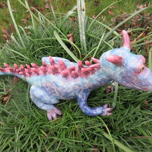 Gartenfigur Drachendame Lilac Blue, frostfeste Skulptur, bunt, groß, handgeformtes Unikat, Geschenk
