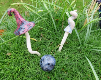 drei kleine mystische Fantasie-Pilze, rot blau weiß mit Spenkeln, Keramik,  für Feengarten, Miniaturgarten, Blumentopf