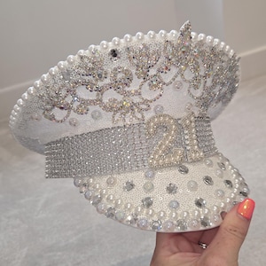 Chapeau de capitaine personnalisé pour 21e anniversaire, cadeau personnalisé pour enfin 21 ans pour elle, chapeau de fête Vegas en strass, chapeau d'étape de luxe à paillettes