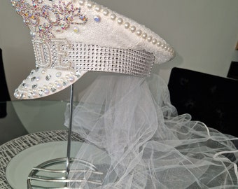 Hoed met sluier bruidskapitein met kristallen strass – accessoire voor bruiloft en vrijgezellenfeest