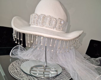 Sombrero de rodeo de vaquera con vello y adornos de perlas y cristales de imitación para novia
