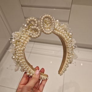 Diadema de cumpleaños con perlas y cristales de imitación: accesorio personalizado para fiestas de 30, 40 y 50 años
