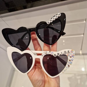 Óculos de sol personalizados dos noivos com enfeites