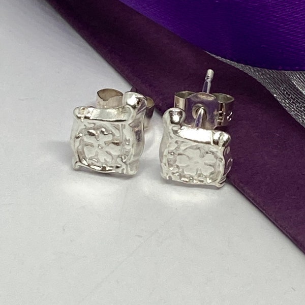 Pendientes heráldicos de plata fina de estilo floral medieval.