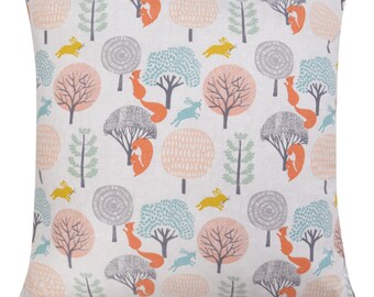 Cojines infantiles con escenas de bosque, liebres y ardillas, en