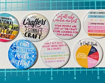 Conjunto de alfinetes CRAFTY. Conjunto de 7 botões de 3,2 cm (1,25"). Ideal para artesanato, scrapbooking, carimbos, presentes, trabalhos em papel, decoração e muito mais.