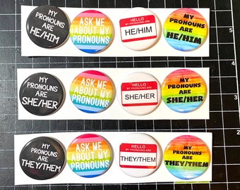 Pines de pronombre - Conjunto de 4.  Botones, Preguntar por mis pronombres, Hola mis pronombres son, Ella Ella, Él Él, Ellos Ellos, PRIDE, Trans, No Binario, LGBTQ