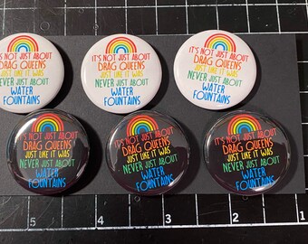 Não se trata apenas de Drag Queens, assim como NUNCA se tratou apenas de pins de bebedouros. Conjunto de 6 pins de 3,2 cm (1,25") com o tema "Direitos das Drag Queens". Show de Drag, Corrida